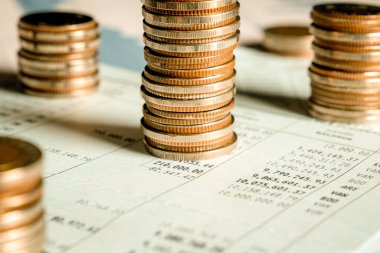 Biriktirmek için hazine mevduat hesabına yığılmış altın paralar.