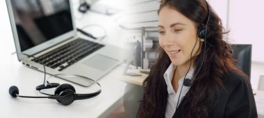 Ofiste çalışan, kulaklık takan iş adamları daha geniş görüşlü.