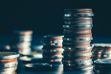 Biriktirmek için hazine mevduat hesabına yığılmış altın paralar.