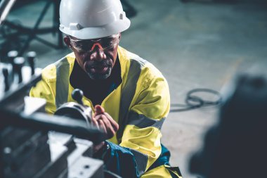 Fabrika işçisi veya mühendisi usta imalat atölyesinde makine işi yapıyor