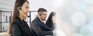 Ofiste çalışan, kulaklık takan iş adamları daha geniş görüşlü.