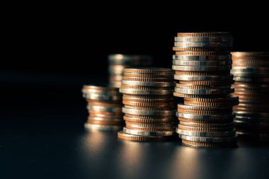 Biriktirmek için hazine mevduat hesabına yığılmış altın paralar.