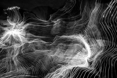 Ağ noktaları ve koyu arkaplanı birbirine bağlayan dijital dokuma çizgilerinin soyut dalgası