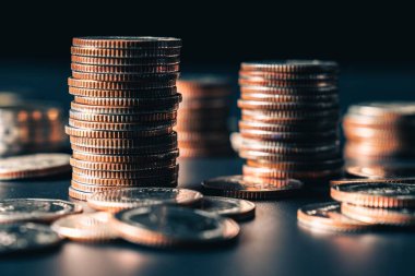 Biriktirmek için hazine mevduat hesabına yığılmış altın paralar.