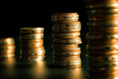 Biriktirmek için hazine mevduat hesabına yığılmış altın paralar.