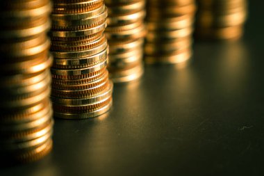 Biriktirmek için hazine mevduat hesabına yığılmış altın paralar.