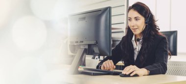 Ofiste çalışan, kulaklık takan iş adamları daha geniş görüşlü.