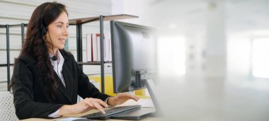 Ofiste çalışan, kulaklık takan iş adamları daha geniş görüşlü.