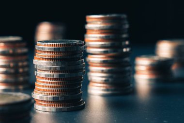 Biriktirmek için hazine mevduat hesabına yığılmış altın paralar.