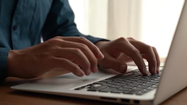Деловой человек рука работает на способный ноутбук за столом офиса крупным планом — стоковое видео