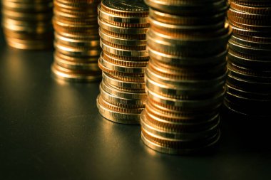 Biriktirmek için hazine mevduat hesabına yığılmış altın paralar.