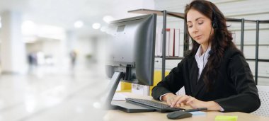 Ofiste çalışan, kulaklık takan iş adamları daha geniş görüşlü.