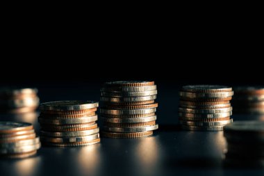 Biriktirmek için hazine mevduat hesabına yığılmış altın paralar.