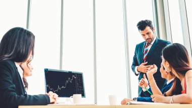 Dahiyane bilgisayar yazılımının borsa veri tablosu analizi