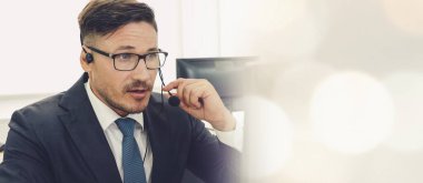 Ofiste çalışan, kulaklık takan iş adamları daha geniş görüşlü.