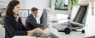 Ofiste çalışan, kulaklık takan iş adamları daha geniş görüşlü.