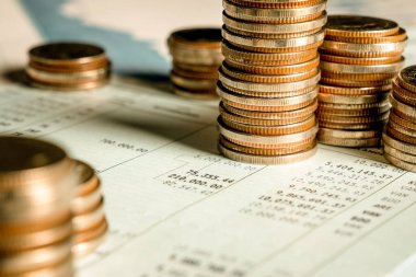 Biriktirmek için hazine mevduat hesabına yığılmış altın paralar.