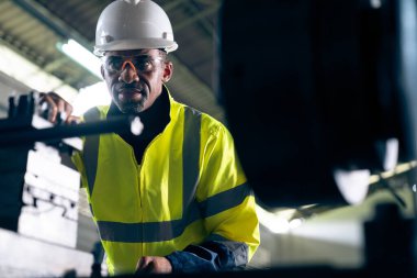 Fabrika işçisi veya mühendisi usta imalat atölyesinde makine işi yapıyor