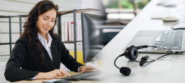 Ofiste çalışan, kulaklık takan iş adamları daha geniş görüşlü.