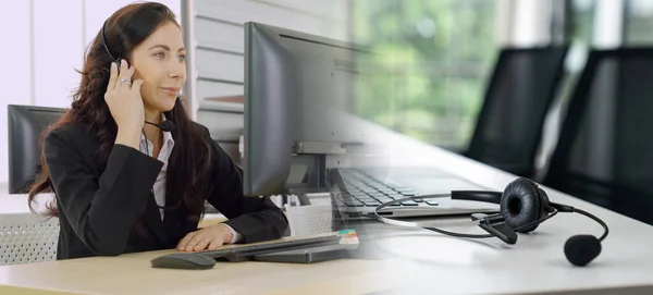 Geschäftsleute mit Headset im Büro erweitern den Blick — Stockfoto