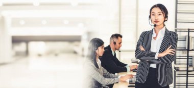 Ofiste çalışan, kulaklık takan iş adamları daha geniş görüşlü.