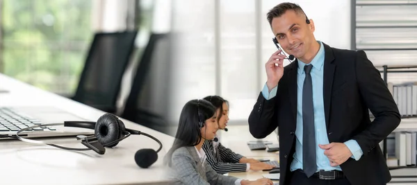 Gli uomini d'affari che indossano cuffie che lavorano in ufficio ampliano la vista — Foto Stock