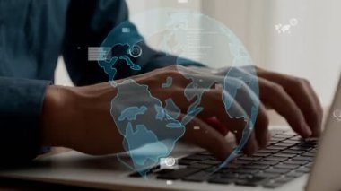 İş adamı iş veri analizini analiz etmek için yetenekli dizüstü bilgisayar kullanır