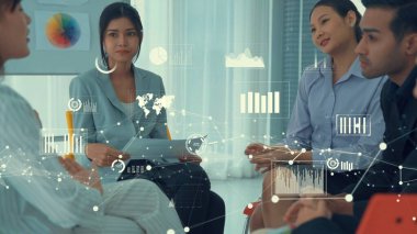 Şirket personeli toplantısındaki iş adamları imrendirici grafikle