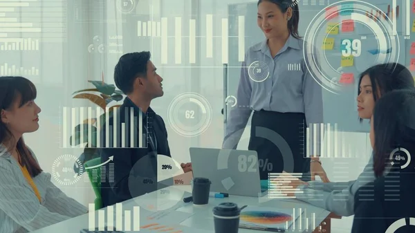 Şirket personeli toplantısındaki iş adamları imrendirici grafikle