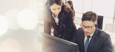 Ofiste çalışan, kulaklık takan iş adamları daha geniş görüşlü.