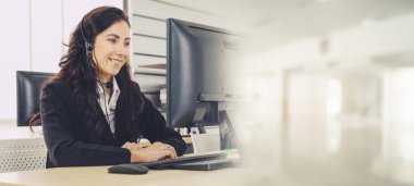 Ofiste çalışan, kulaklık takan iş adamları daha geniş görüşlü.