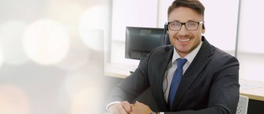 Ofiste çalışan, kulaklık takan iş adamları daha geniş görüşlü.