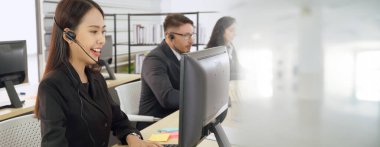 Ofiste çalışan, kulaklık takan iş adamları daha geniş görüşlü.