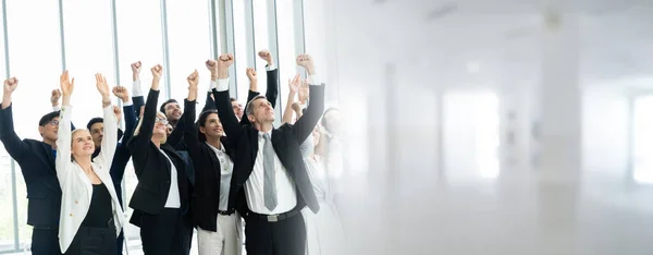 Succesvolle zakenmensen die samen staan verbreden zich — Stockfoto