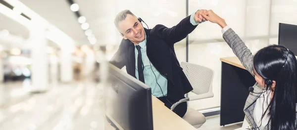 Gente de negocios con auriculares celebran trabajar en la oficina ampliar ver — Foto de Stock