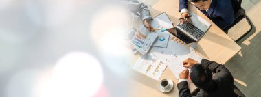 İş adamları grup toplantısı daha geniş açıdan çekildi