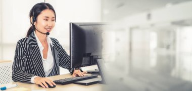 Ofiste çalışan, kulaklık takan iş adamları daha geniş görüşlü.