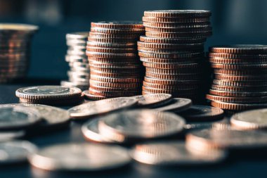 Biriktirmek için hazine mevduat hesabına yığılmış altın paralar.