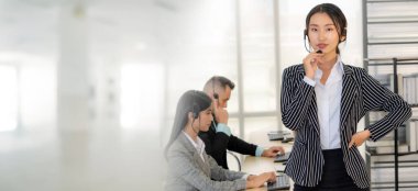 Ofiste çalışan, kulaklık takan iş adamları daha geniş görüşlü.