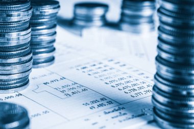 Biriktirmek için hazine mevduat hesabına yığılmış altın paralar.