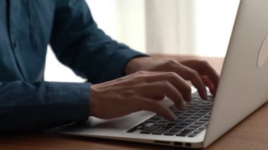 İşadamı ofis masasındaki bilgisayarda çalışıyor. Yakın çekim.