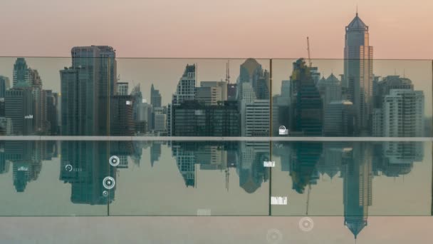 Interfaz analítica de datos empresariales sobrevuelan ciudad inteligente mostrando futuro de alteración — Vídeo de stock