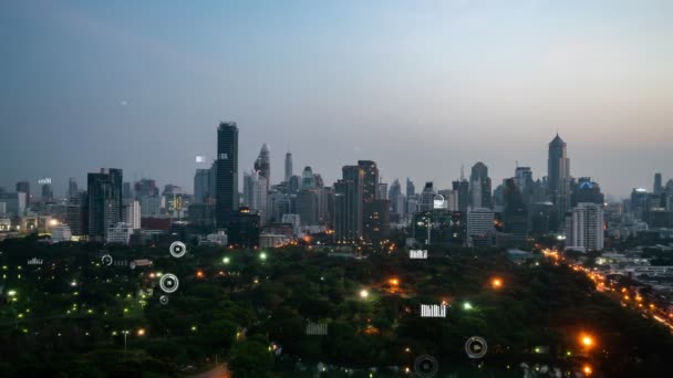 Geschäftsdaten analytische Schnittstelle fliegen über Smart City zeigt Veränderung Zukunft — Stockvideo