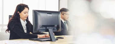 Ofiste çalışan, kulaklık takan iş adamları daha geniş görüşlü.