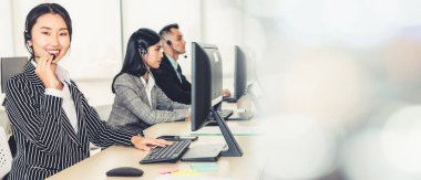 Ofiste çalışan, kulaklık takan iş adamları daha geniş görüşlü.