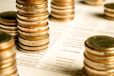 Biriktirmek için hazine mevduat hesabına yığılmış altın paralar.