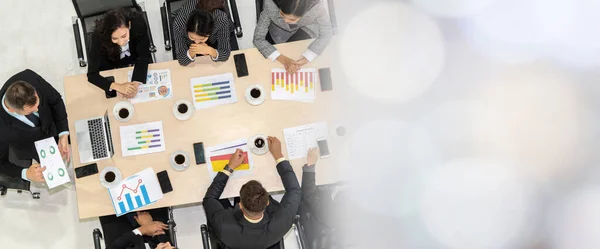 Zakenmensen groep vergadering schot van bovenaf bekijken verbreden uitzicht — Stockfoto