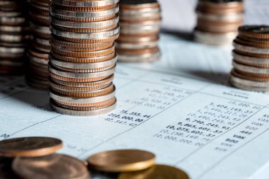 Biriktirmek için hazine mevduat hesabına yığılmış altın paralar.