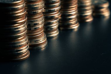 Biriktirmek için hazine mevduat hesabına yığılmış altın paralar.