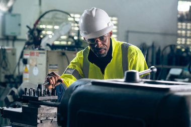 Fabrika işçisi veya mühendisi usta imalat atölyesinde makine işi yapıyor